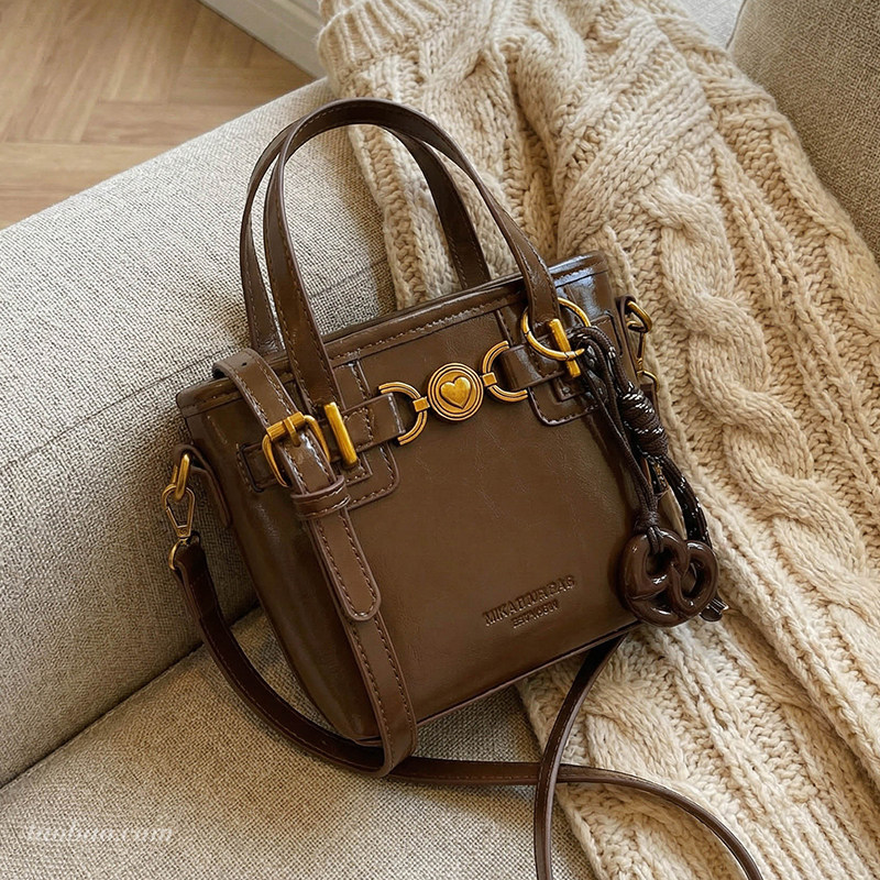 高级质感油皮小包包女2025新款时尚复古百搭斜挎包超火手提水桶包,箱包皮具/热销女包/男包,水桶包,淘宝优惠券,粉丝福利购,淘宝优惠卷