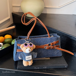超火小众牛仔布包包女2026新款 撞色百搭单肩腋下包通勤手提法棍包