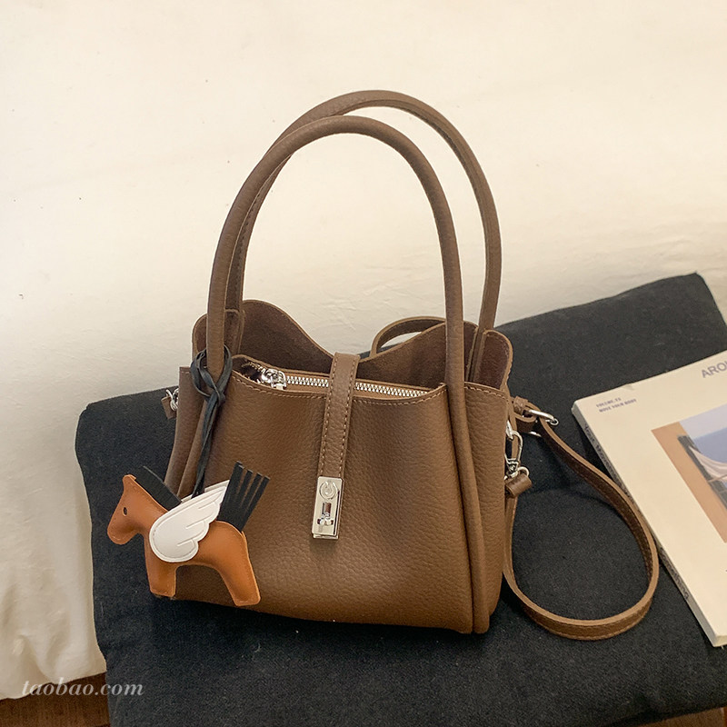 高级感时尚手提包包2026新款通勤百搭斜挎包精致超火小拎包水桶包,箱包皮具/热销女包/男包,水桶包,淘宝优惠券,粉丝福利购,淘宝优惠卷