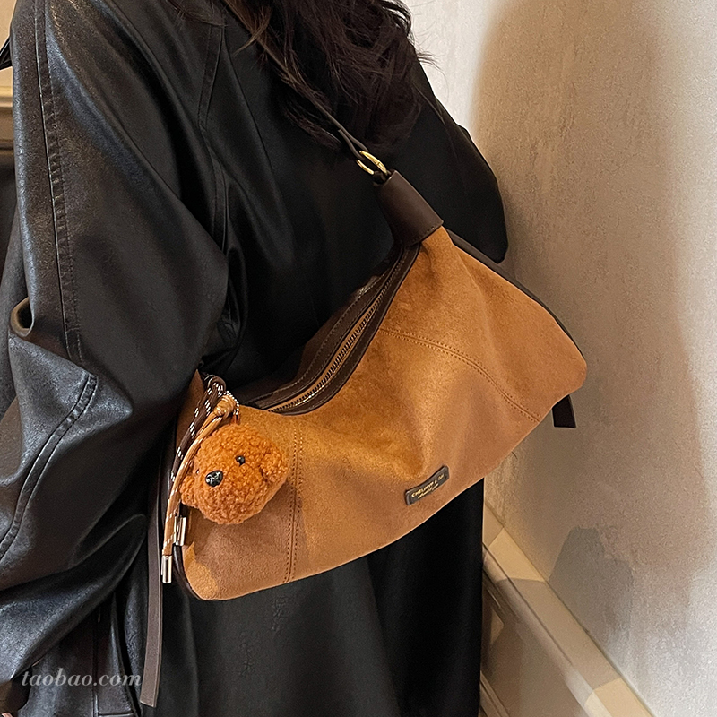 今年流行磨砂复古托特包