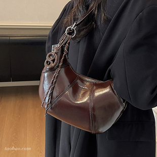 高级感油皮复古包包女2025新款时尚百搭斜挎包小众单肩腋下牛角包