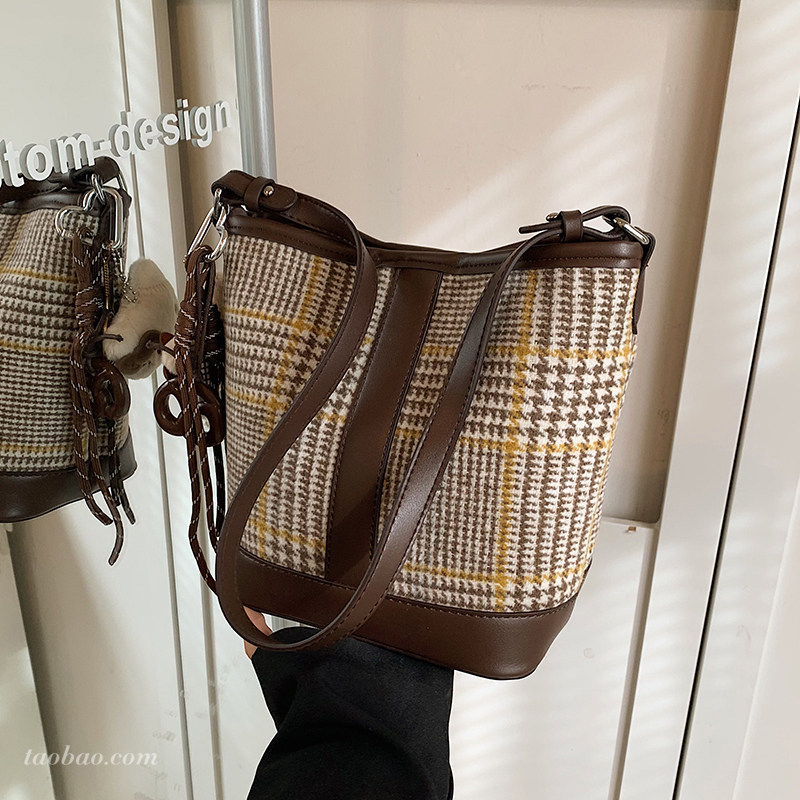 秋冬季超火小众格子包包女2025新款休闲百搭斜挎包单肩腋下水桶包,箱包皮具/热销女包/男包,水桶包,淘宝优惠券,粉丝福利购,淘宝优惠卷