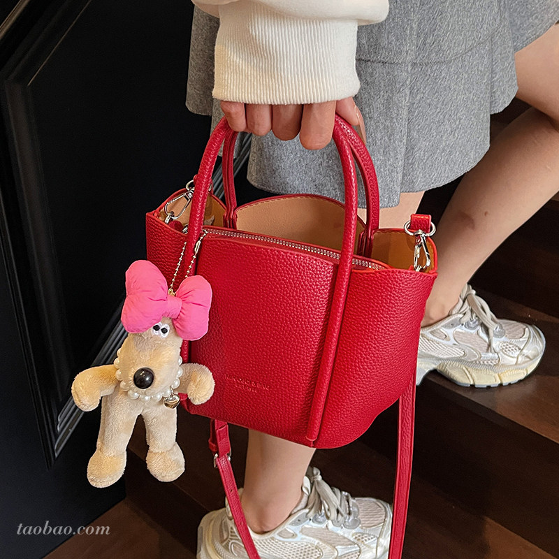 高级感红色手提包包女2026新款时尚百搭斜挎水桶包精致超火小拎包