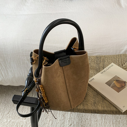 麂皮绒磨砂质感水桶包