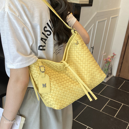超火小众编织包包女2026新款通勤百搭单肩斜挎包高级感时尚水桶包