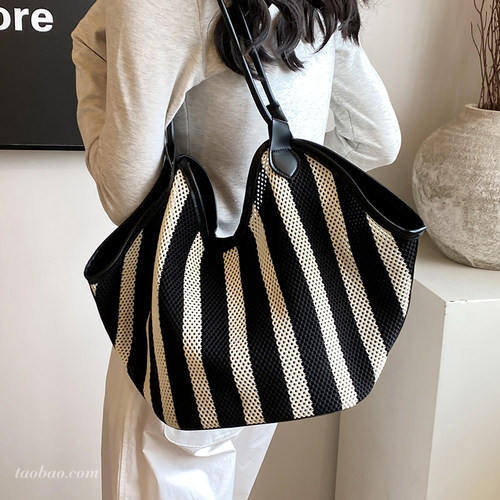黑白条纹编织包流行单肩腋下包