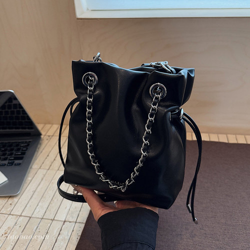 2026新款女斜挎百搭水桶包