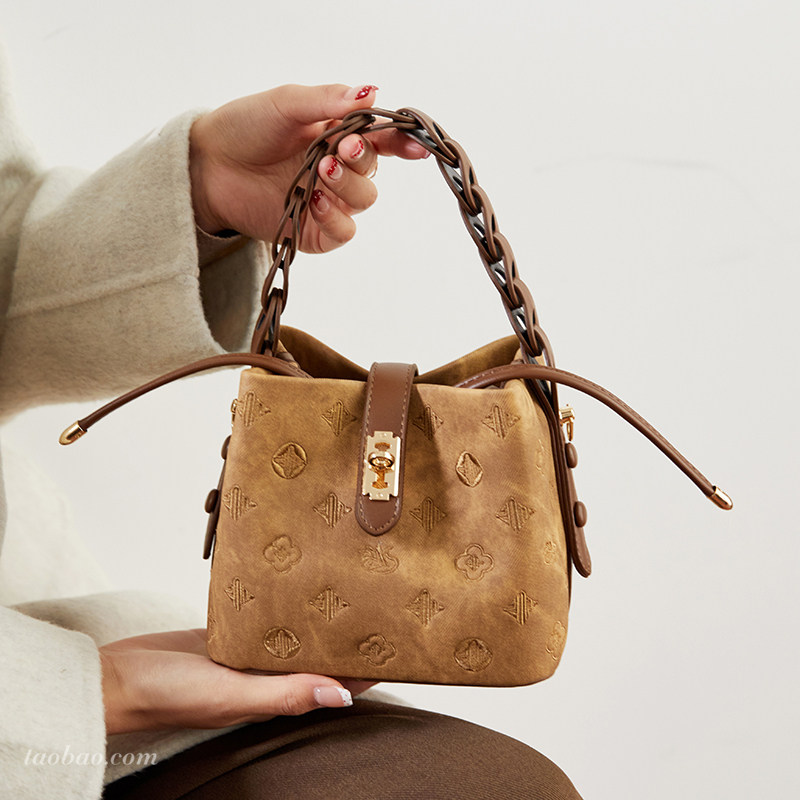 高级感通勤手提小包包女2026新款时尚百搭斜挎包超火小拎包水桶包