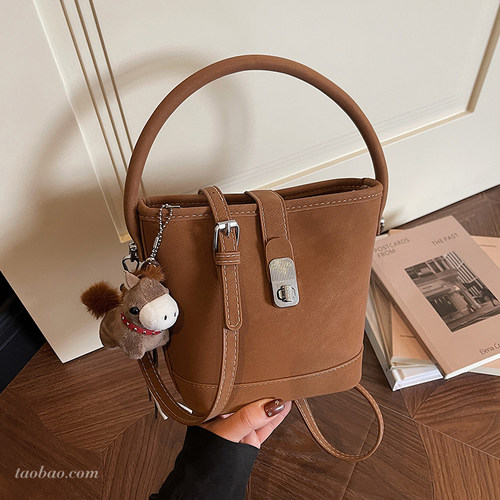 秋冬磨砂麂皮单肩水桶包