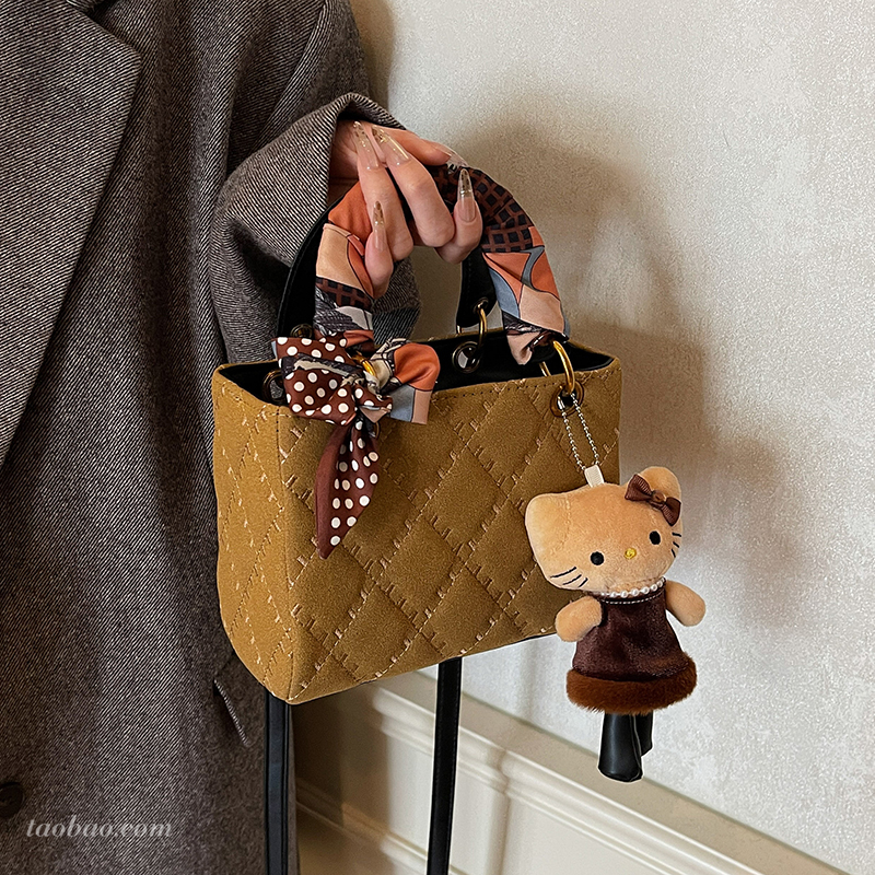 2025新款磨砂水桶包百搭单肩斜挎