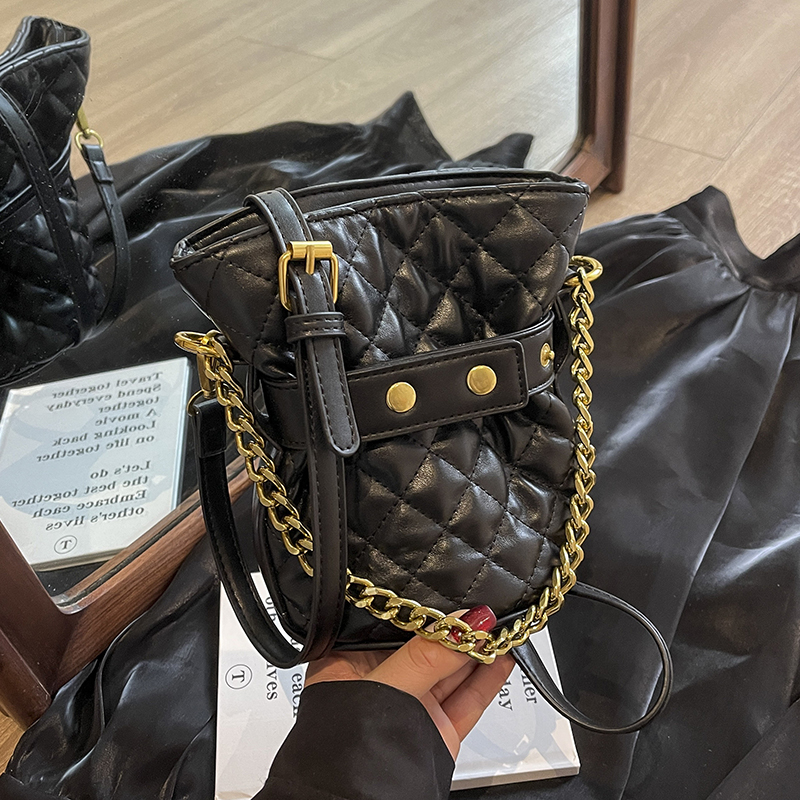 洋气时尚珍珠链菱格绣线单肩包