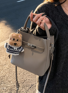 高级感复古小包包女2025新款时尚百搭斜挎包流行爆款手提包水桶包