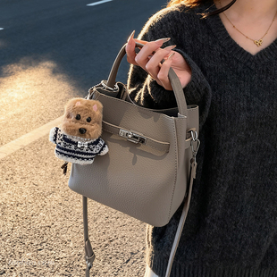 高级感复古小包包女2025新款时尚百搭斜挎包流行爆款手提包水桶包