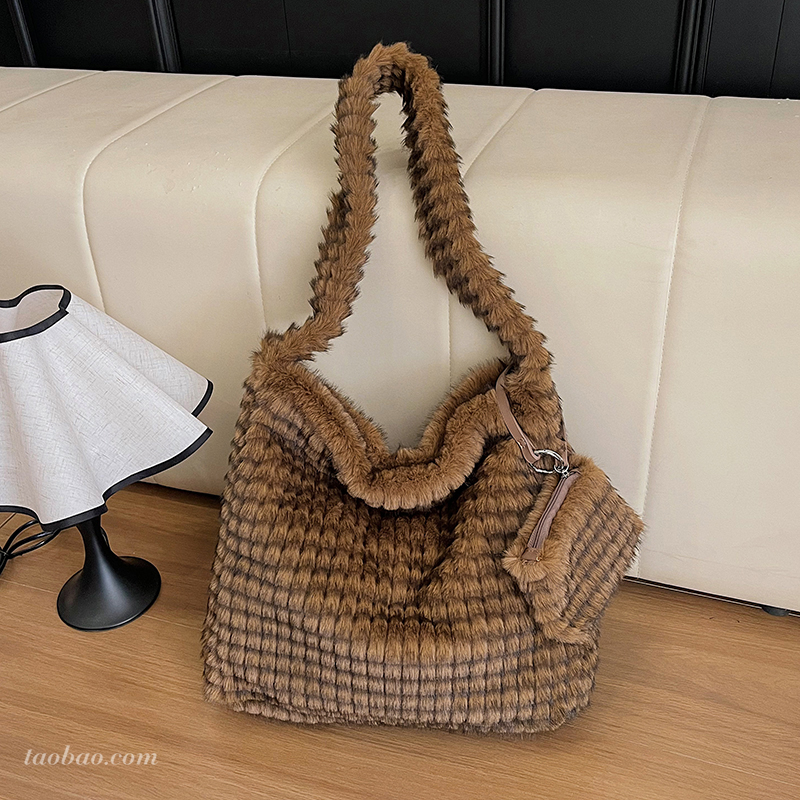 冬季毛茸茸包包女2025新款休闲通勤大容量单肩包松弛感毛毛水桶包