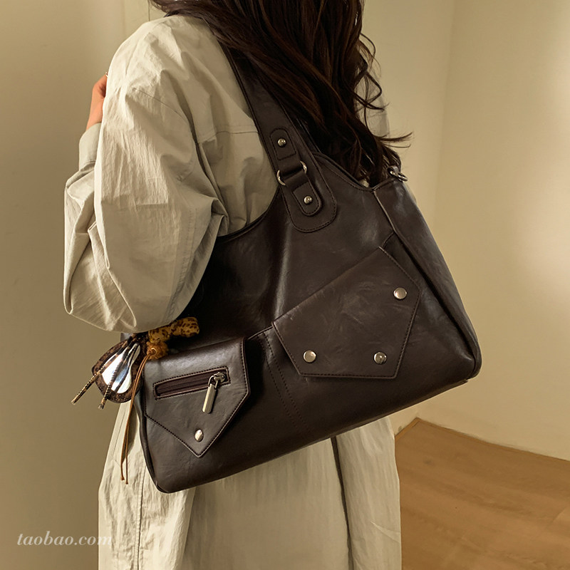 复古机车大容量包包2025新款通勤女士单肩斜挎包美拉德棕色托特包