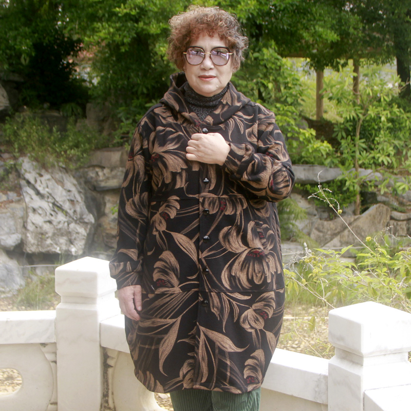 中老年春秋中长款连帽风衣加肥大码胖妈妈装宽松型有内衬印花外套