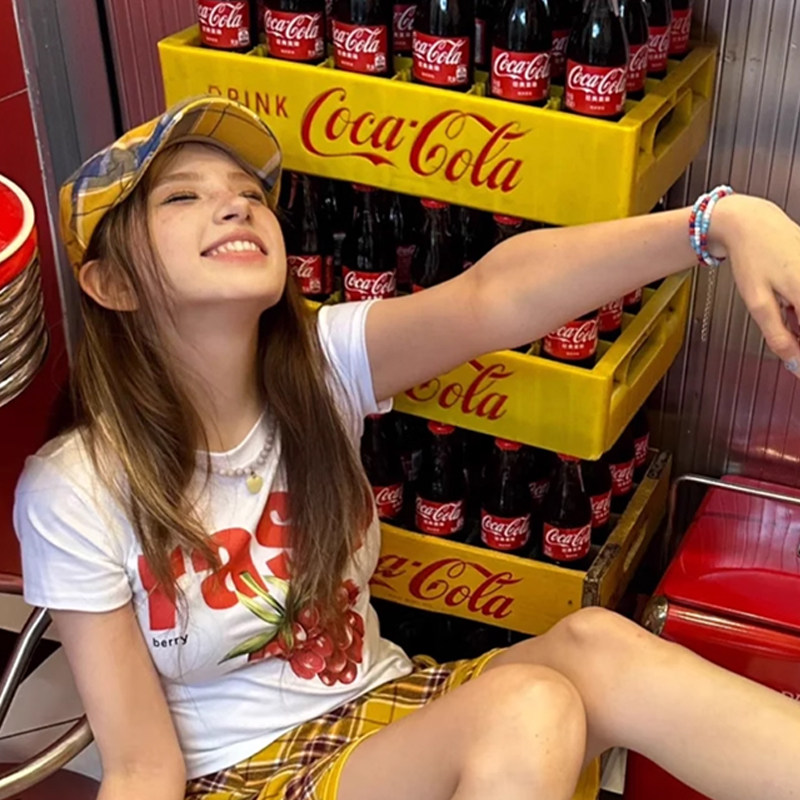 黄色格子反戴贝雷帽子女