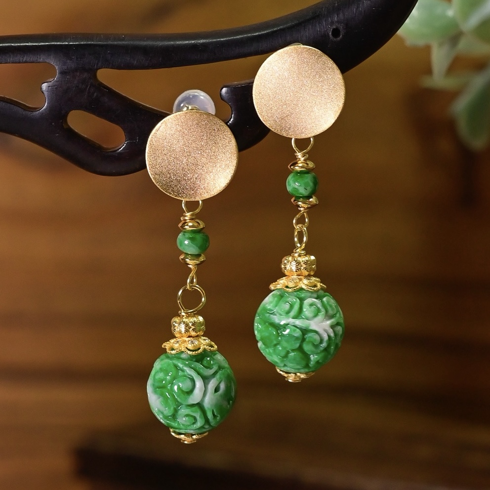 天然A货辣绿雕花干青翡翠耳坠女