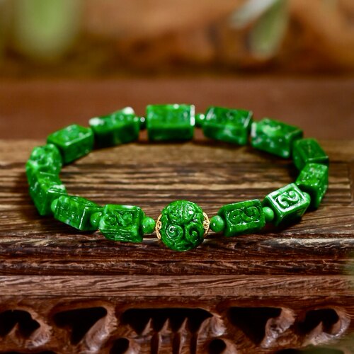 天然辣绿雕花云纹翡翠方珠手链女