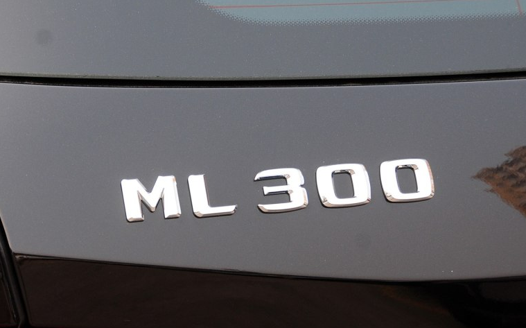 适用于奔驰M350字标ML550 ML300 320  ML400 4MATIC 后尾门星标
