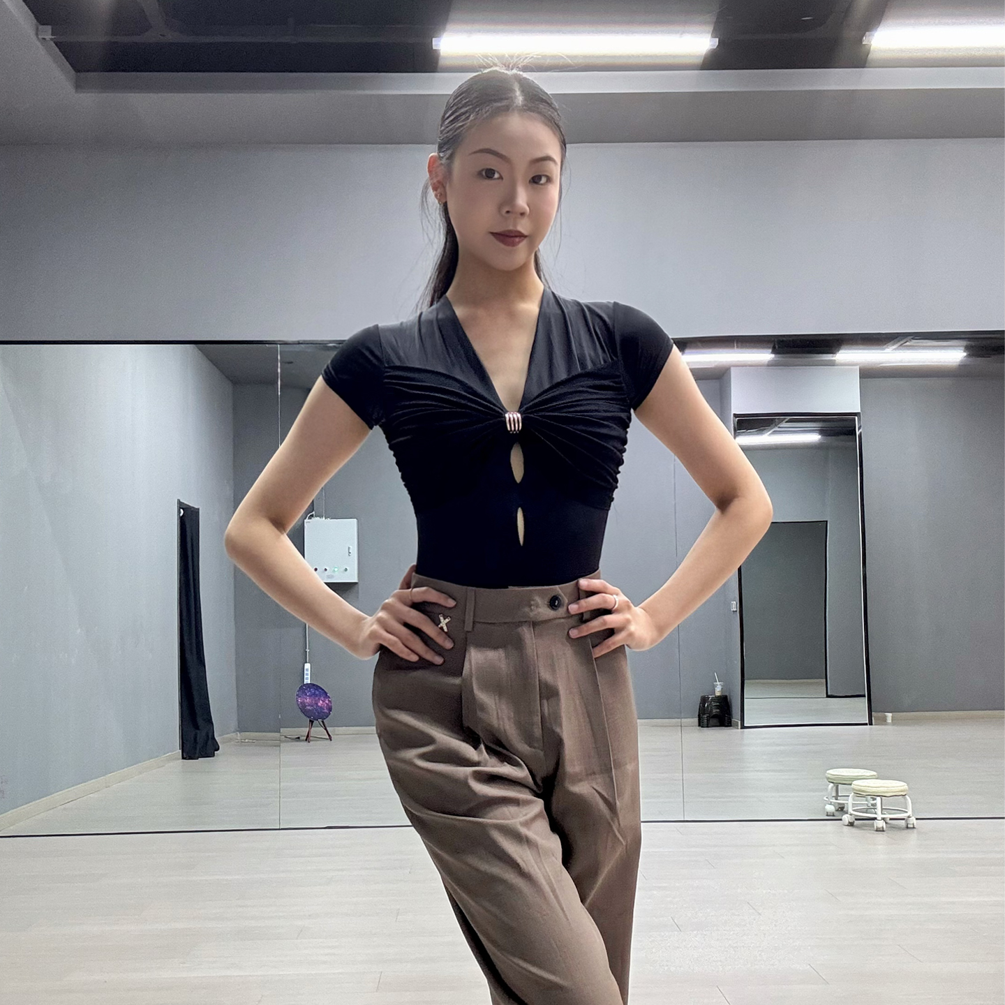 V领展现优美颈线拉丁舞连体服