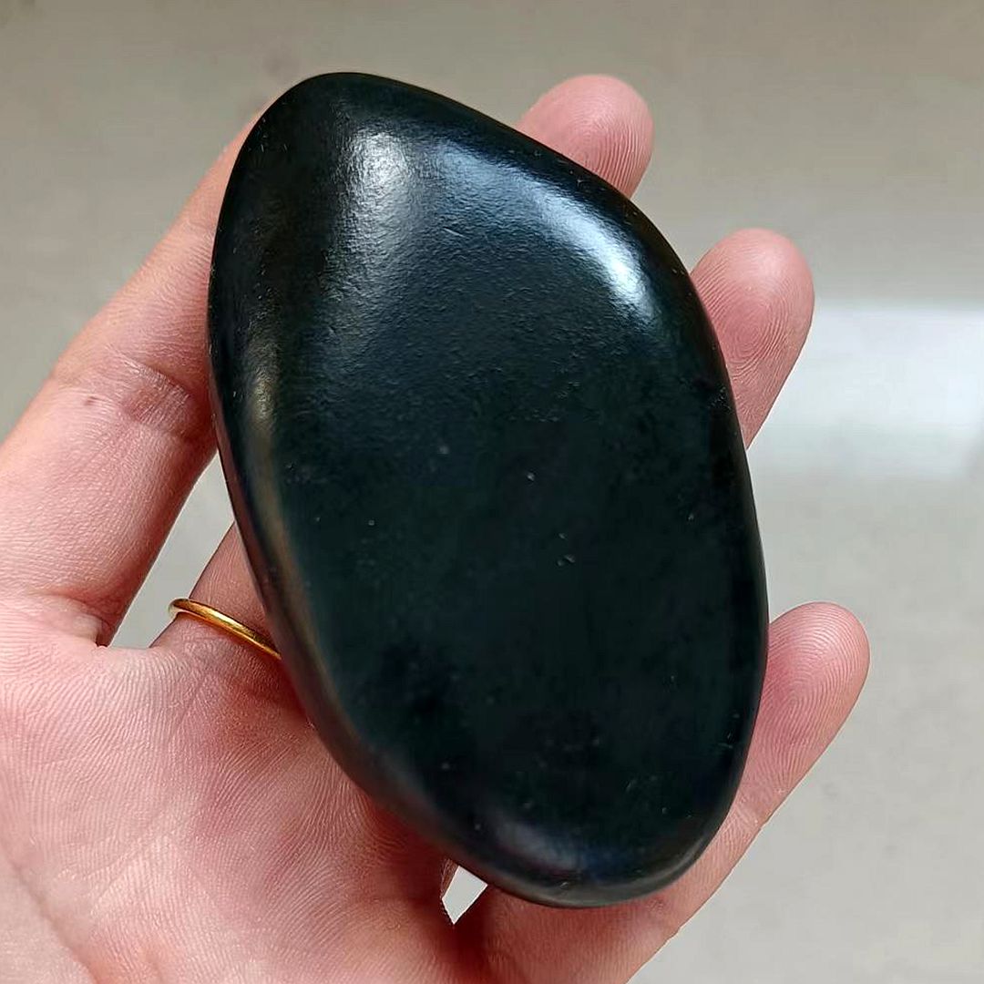 126克和田玉黑青籽料原石无修磨带毛孔 黑青玉籽原石顺手把玩件