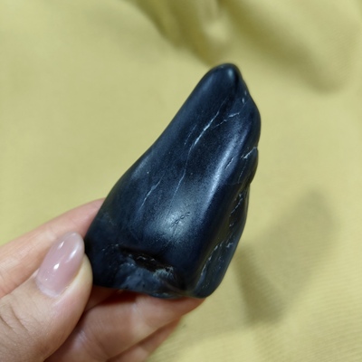94g白底天然墨玉籽料新疆和田玉籽料原石把件无修特细把件吊坠