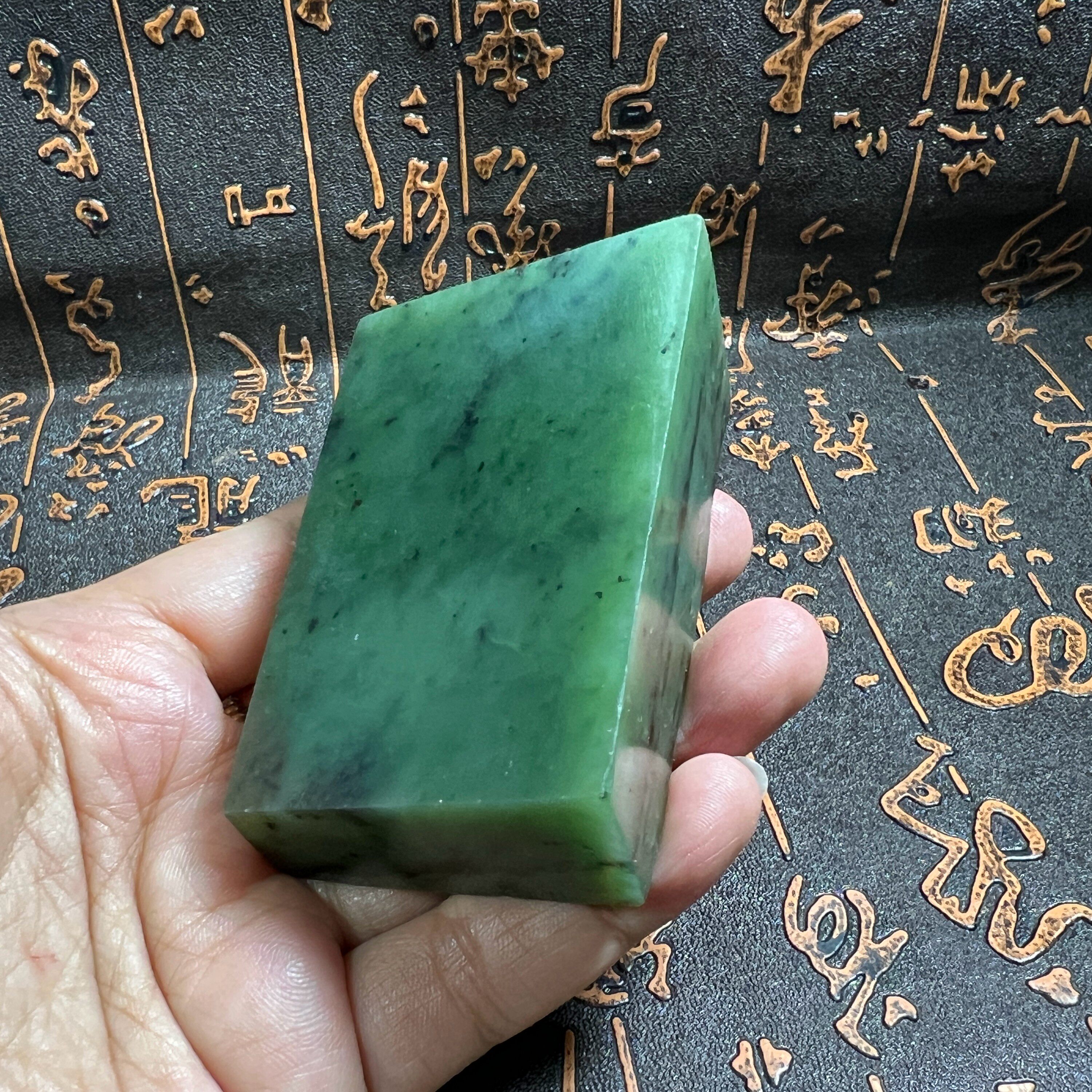 163g新疆和田碧玉山料原石 菠菜绿天然碧玉切块可雕刻料章子料
