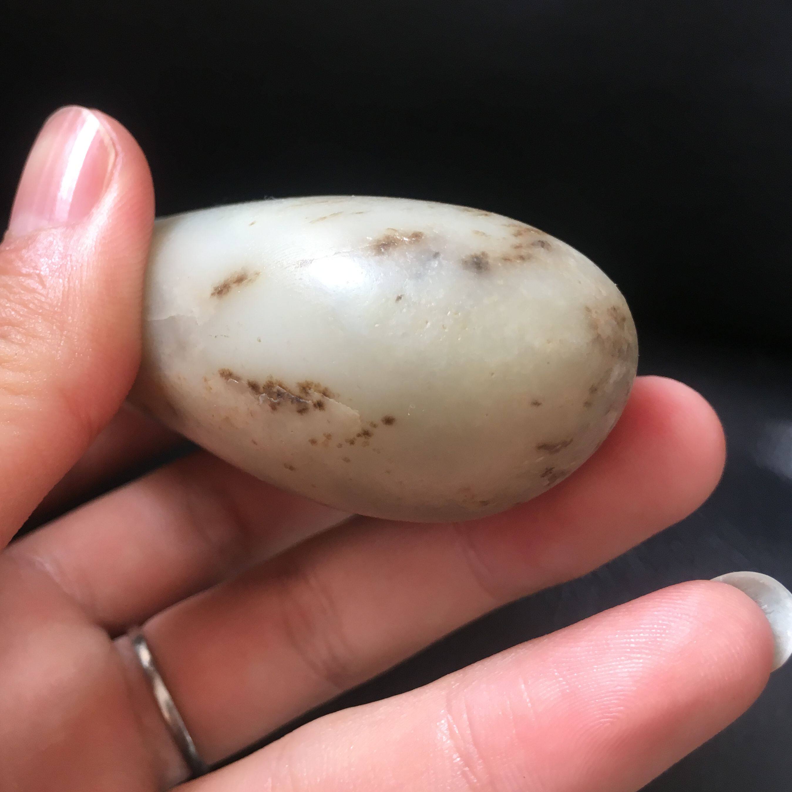 188克新品促销新疆和田玉籽料油润细腻特色鸡骨白白玉原石真皮