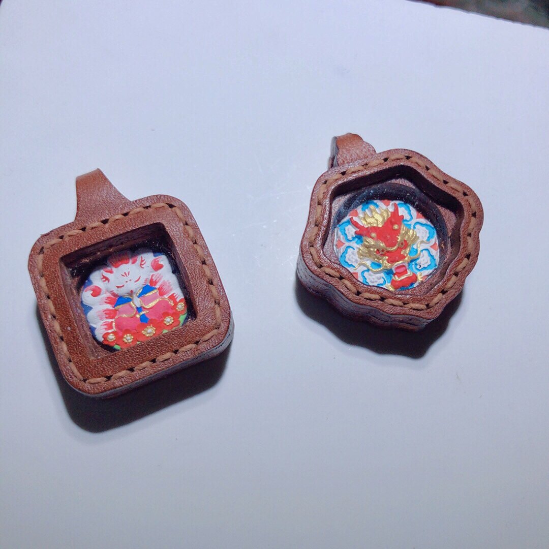 AA0036 手绘擦擦唐卡皮壳九尾凤九重明龙吊坠挂件方形嘎乌盒皮套