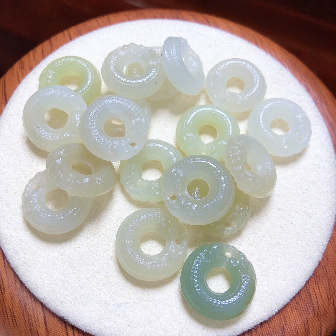 P381 天然和田玉双龙扣吊坠晴水湖水绿14mm白玉青白玉双迷你配饰