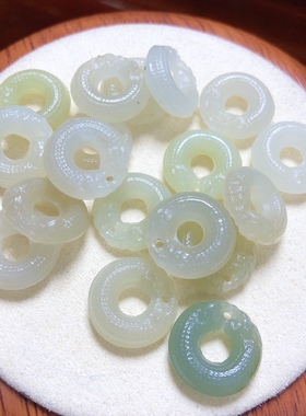 P381 天然和田玉双龙扣吊坠晴水湖水绿14mm白玉青白玉双迷你配饰