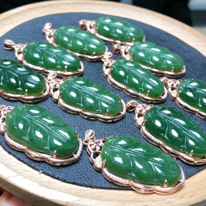 O158俄料天然和田玉碧玉碧玉吊坠925银挂件叶子菠菜绿40x20mm