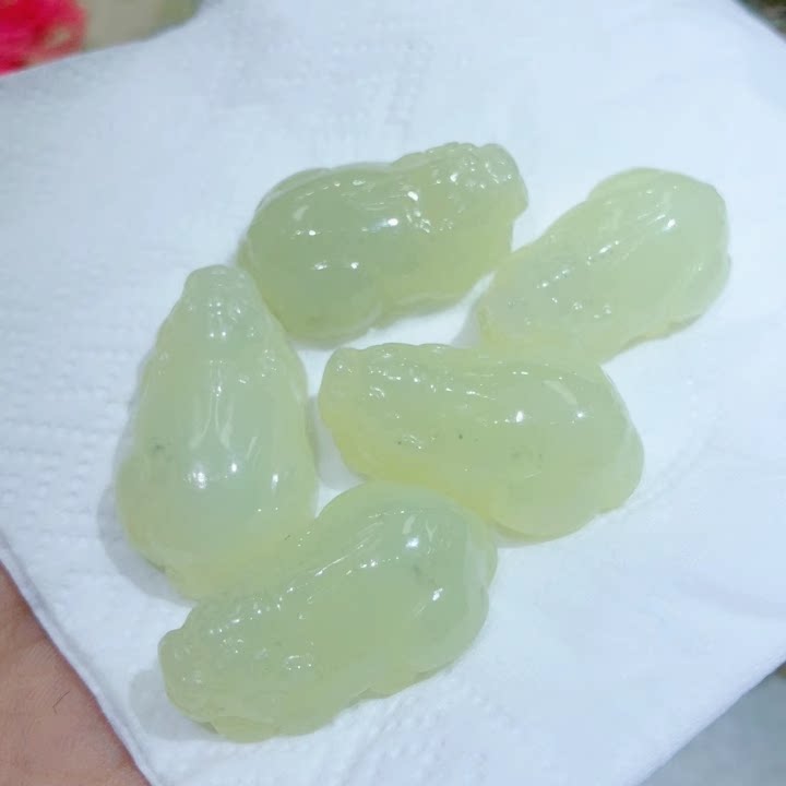 天然和田玉黄口鸡油黄吊坠