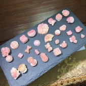 泓石斋推荐 天然女皇贝可爱雕刻吊坠胭脂螺配件牡丹花趴趴兔女款