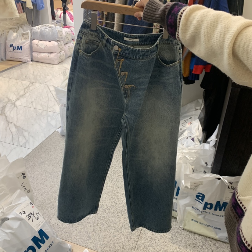 磨白做旧斜纽扣口袋牛仔裤