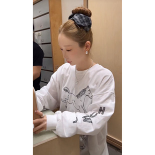 DELICATE韩国东大门代购26春 圆领休闲涂鸦字母骏马宽松长袖T恤