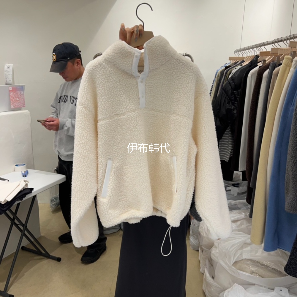 高领纽扣抽绳口袋仿羊羔毛绒卫衣