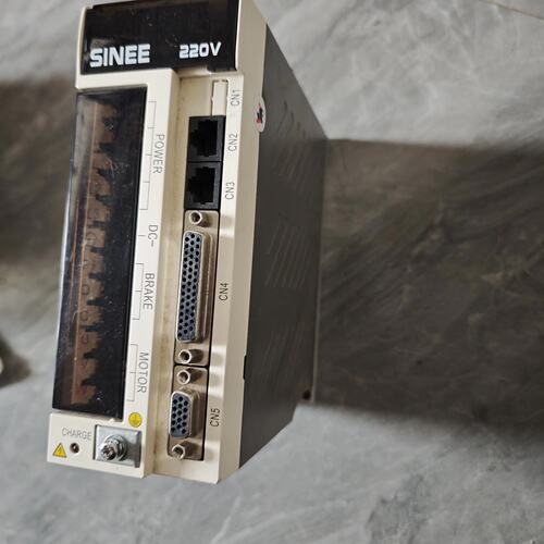 议价正弦SlNEE伺服驱动器 EA180-2R8-2A 0.4K