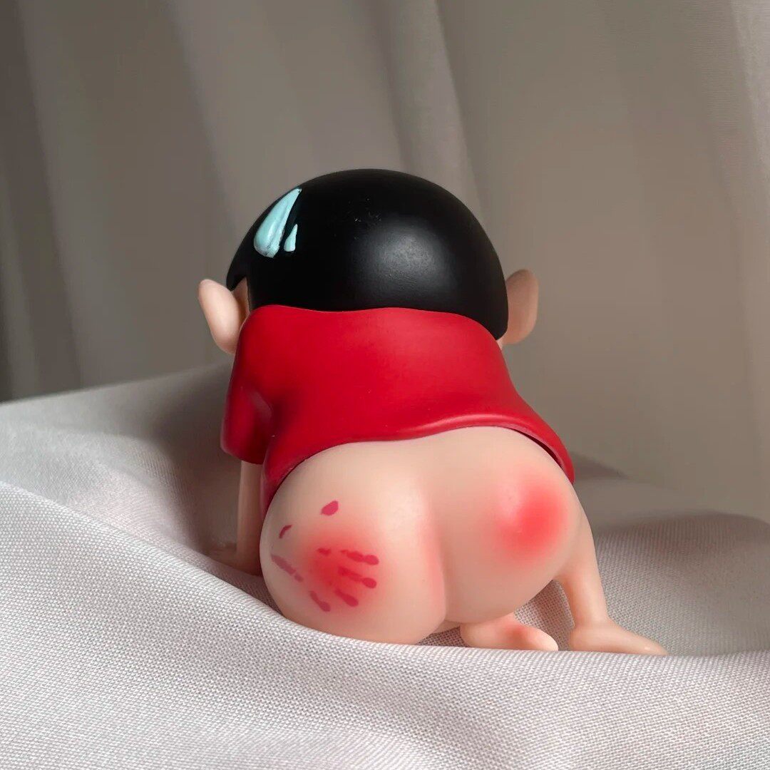 挨揍emo硬pp巴掌印蜡笔小新摆件手办迷你车载装饰品桌面