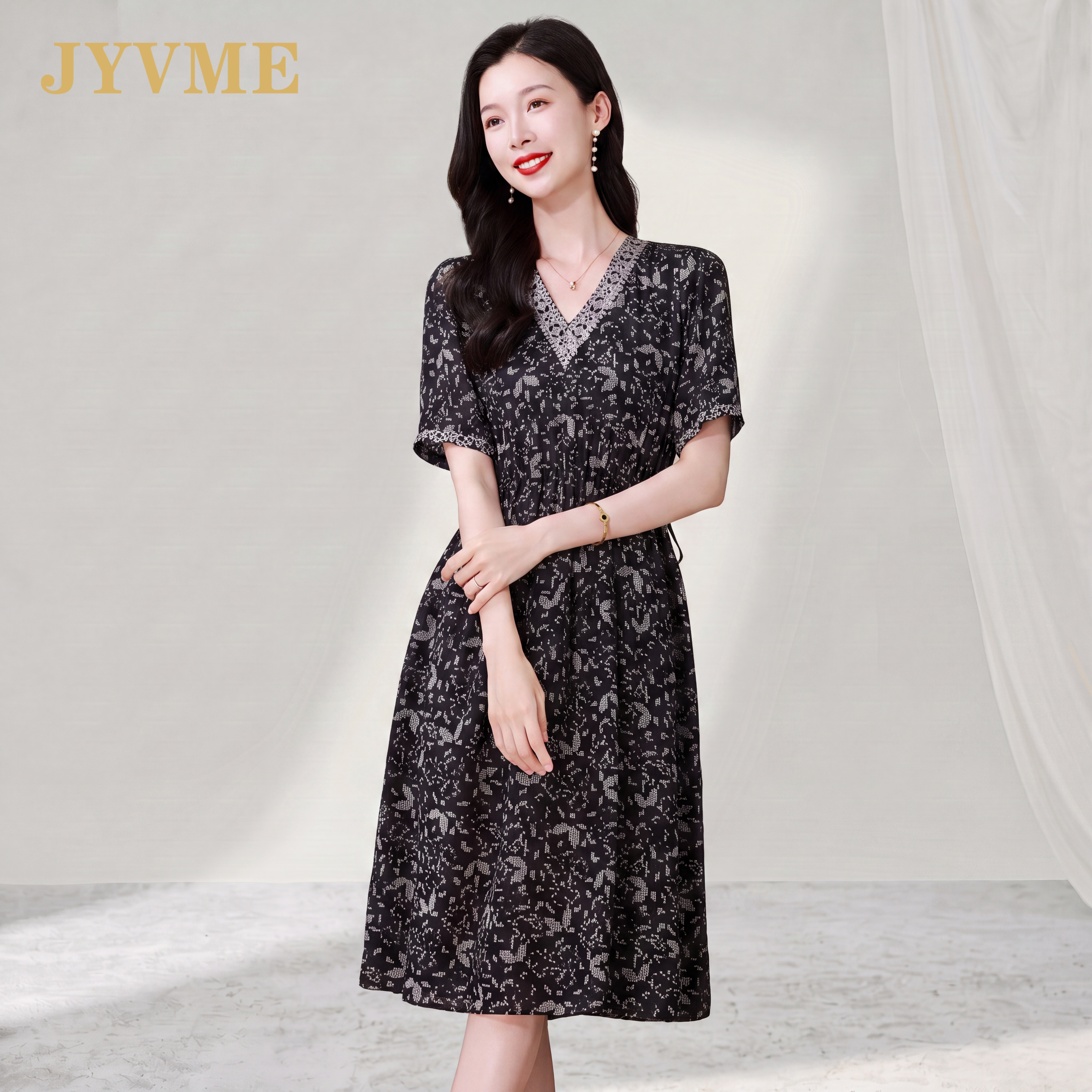 JyVme轻奢2026新款夏季桑蚕丝连衣裙V领印花黑色真丝短袖中长裙