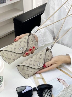 挂脖眼镜收纳包墨镜夹收纳盒放置架便携抗压太阳镜防护套收纳神器