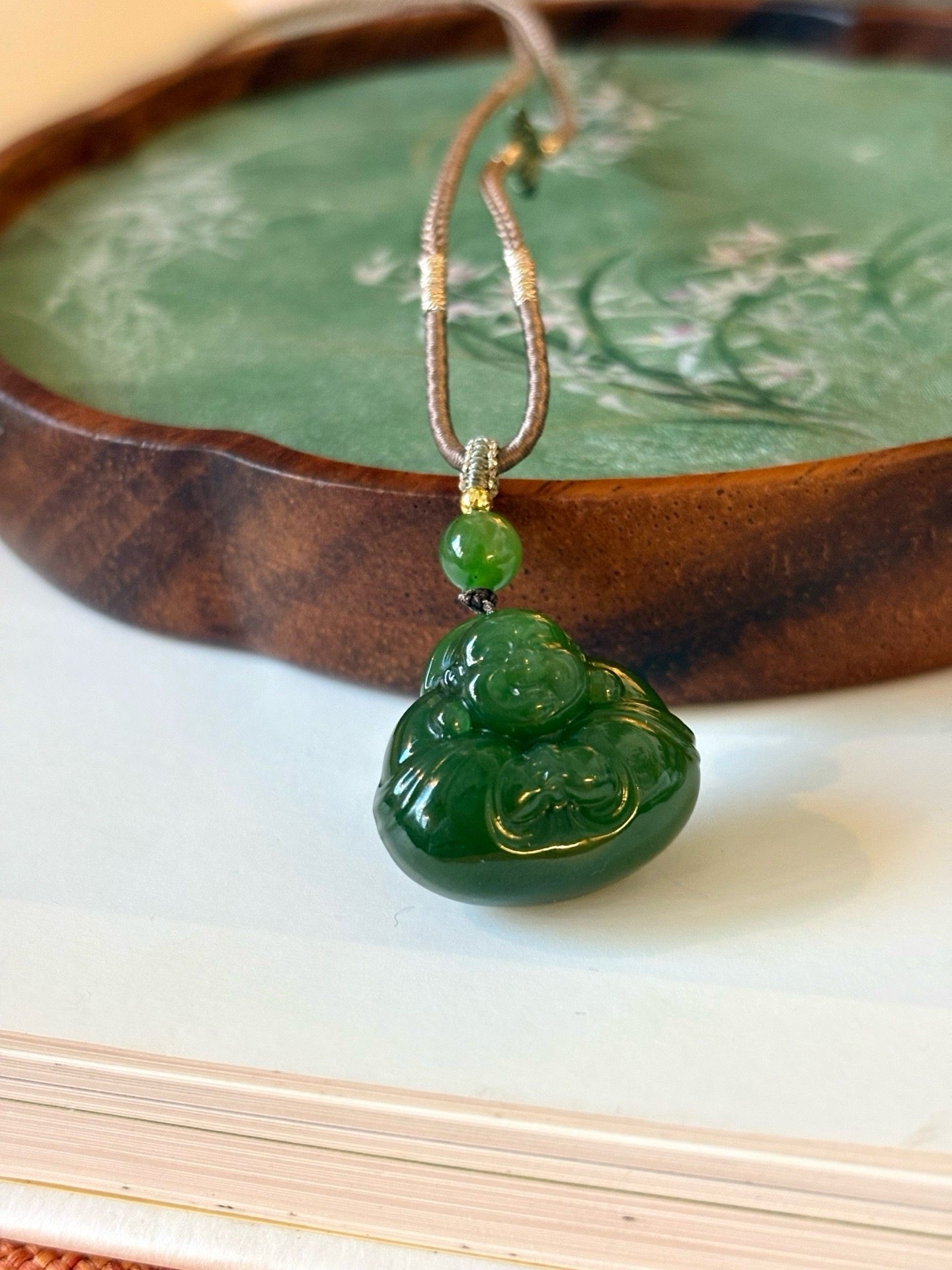 和田玉碧玉小佛吊坠劲链菠菜绿老料经典抱抱佛项链挂饰吉祥中式礼