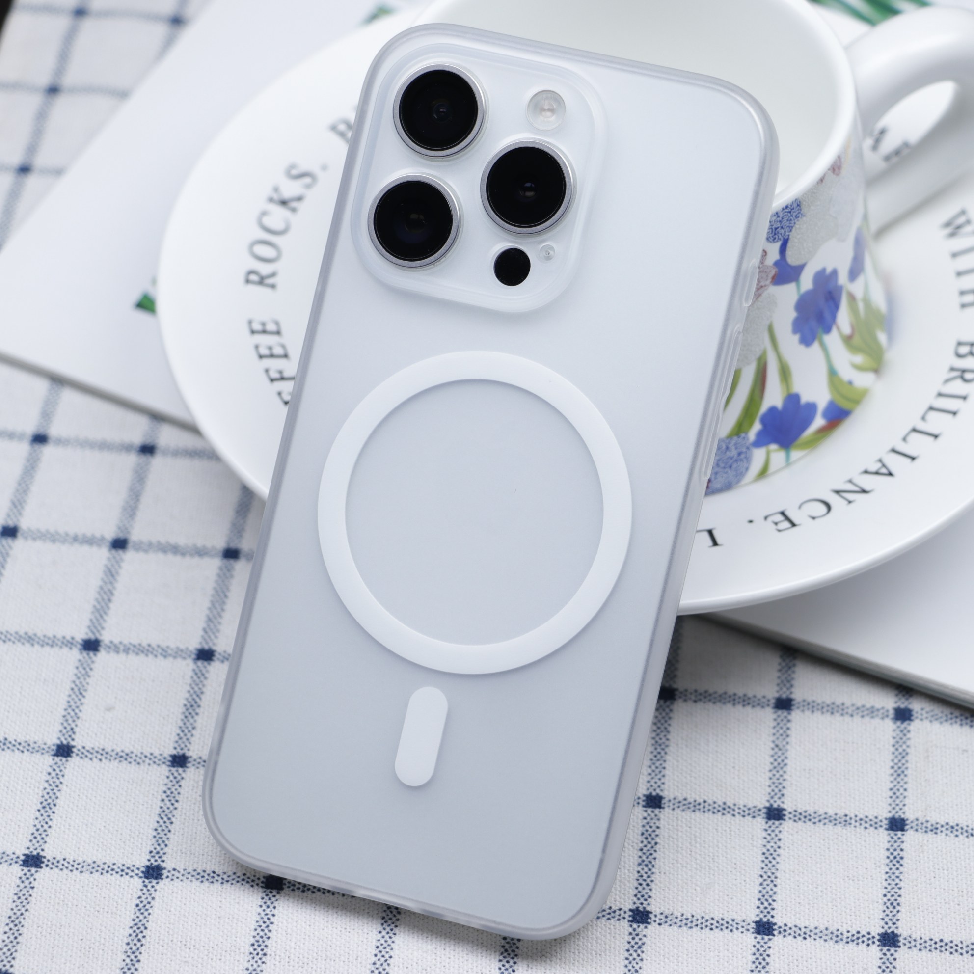 适用苹果17雾感简约iPhone16e冰感透白15Promax手机壳14plus磨砂肤感13/12/11磁吸防指纹硅胶软壳防摔保护套