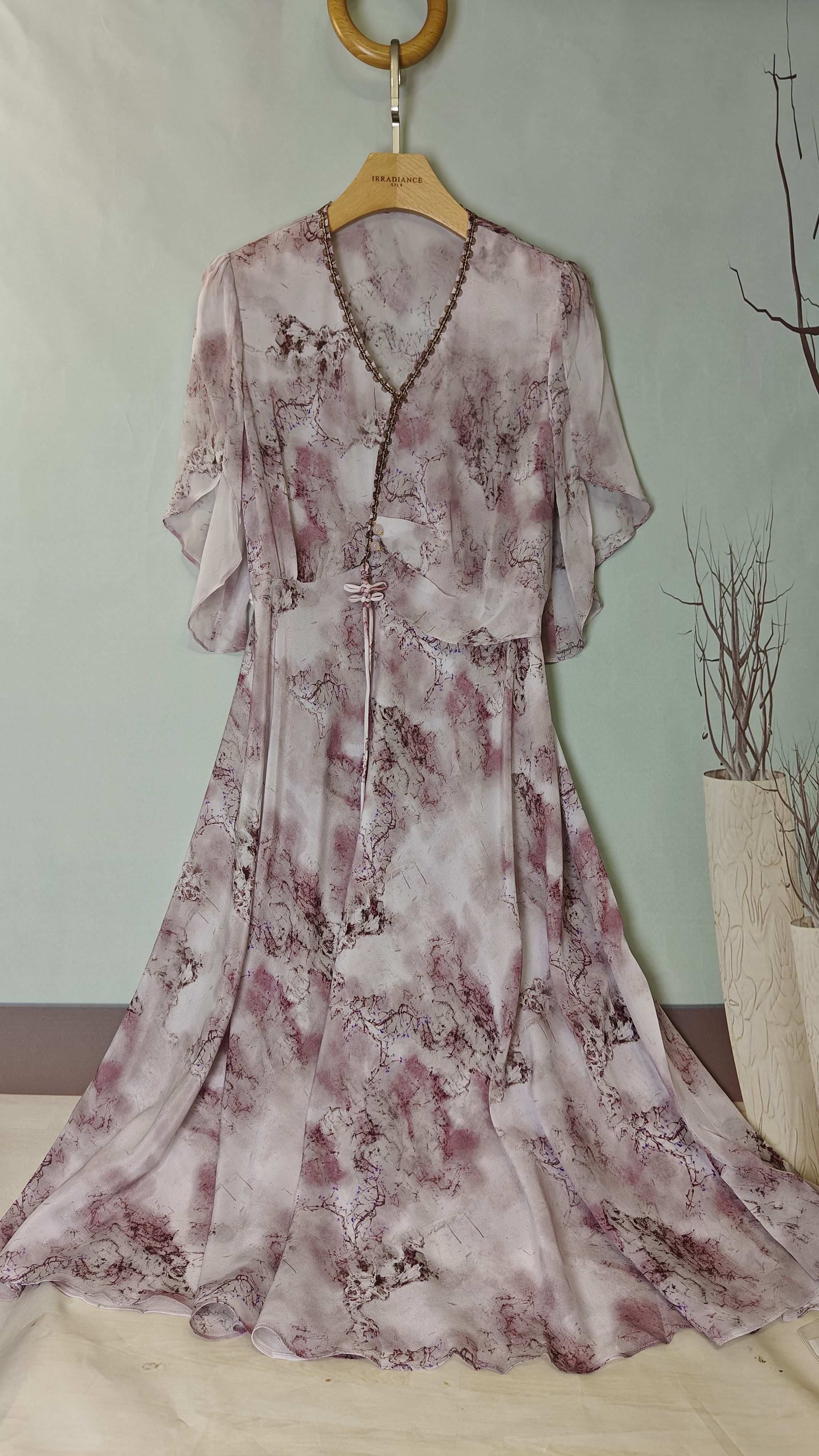 100%桑蚕丝V领度假风真丝飞飞袖夏气质温柔长款真丝印花连衣裙A20