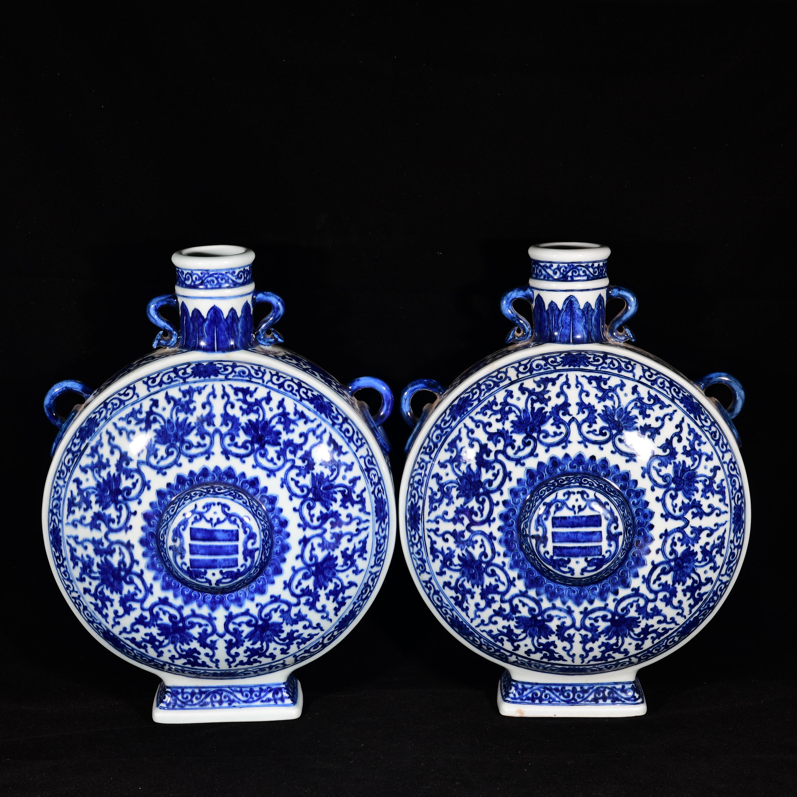 青花釉里红缠枝莲纹双耳尊瓶