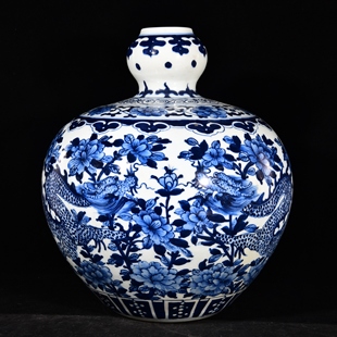 大清乾隆年制青花穿花龙纹石榴尊