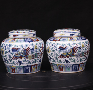 大明成化年制斗彩缠枝莲穿花凤纹天字罐