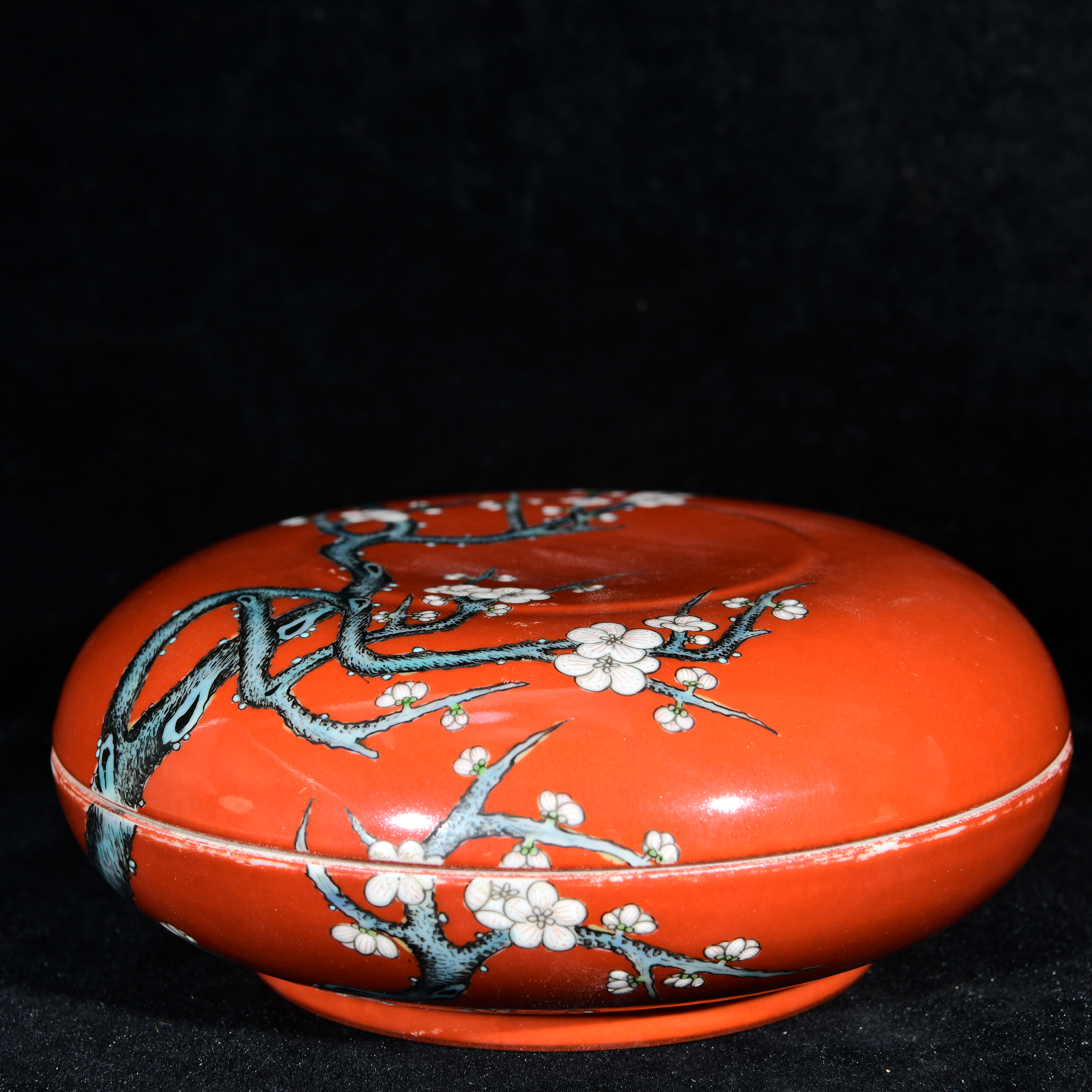 矾红五彩过枝梅花纹粉盒