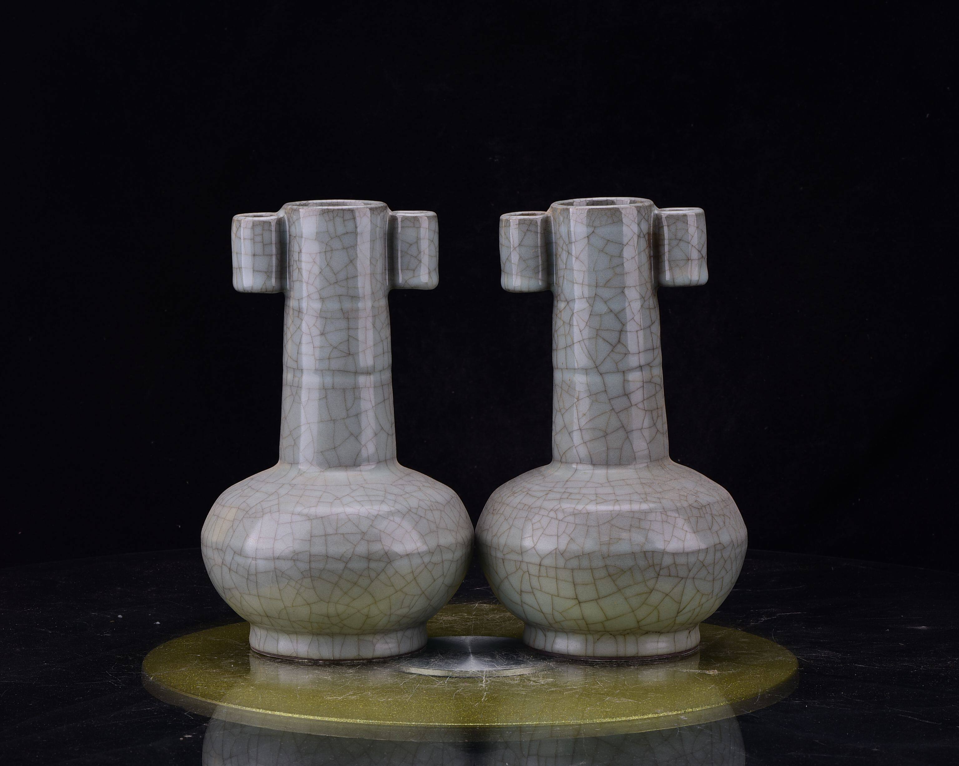 大宋修内司官窑贯耳尊瓶